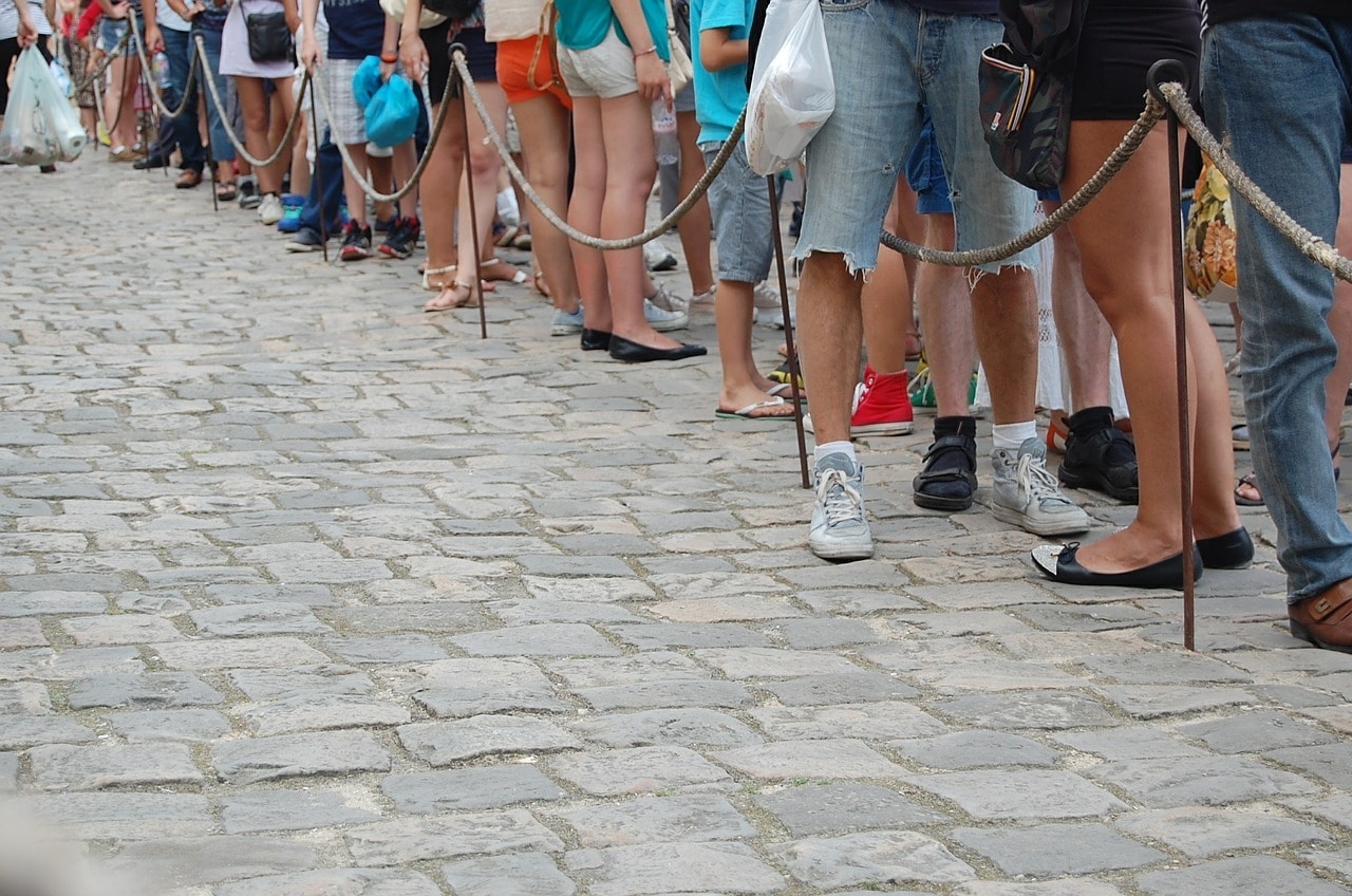 first in first out website queue